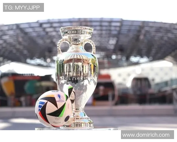 足球明星荣耀时刻奖杯高举精彩瞬间视频集锦